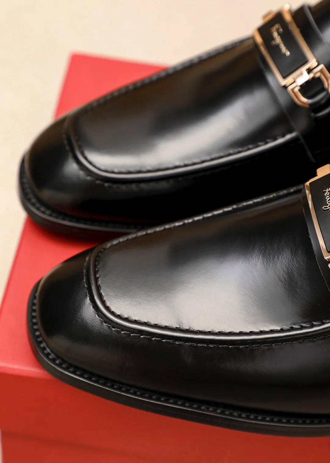 Men's shoes💰460💰 Product trademark: Ferragamo "Ferragamo" casual leather shoes Regular size: 38-44 (45🉑️customized) Product materials: Selected imported first-layer open-edge beaded cowhide leather upper + luxury hardware buckle, imported water-dyed cowhide leather lining. Strong three-dimensional visual effect, original outsole color: 1⃣️color optional